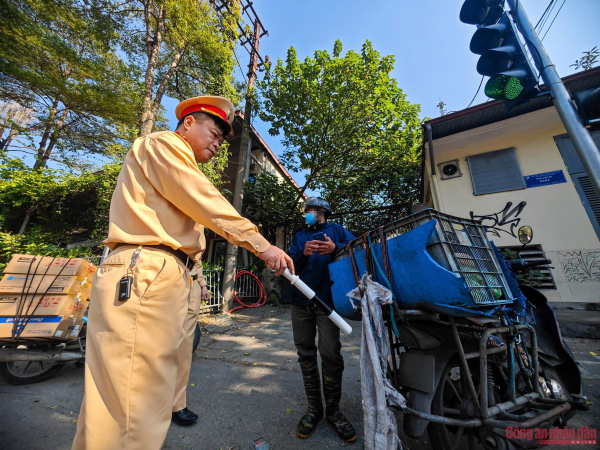 Cục CSGT triển khai quân phối hợp CSGT Hà Nội xử lý tài xế che biển số, dùng điện thoại - ảnh 3